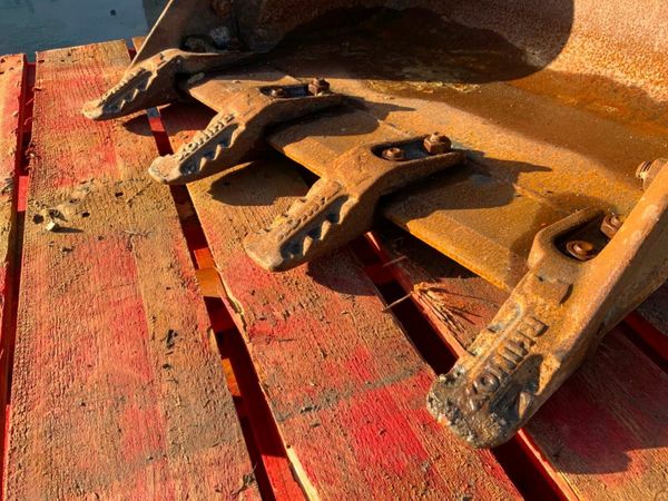 24" RHINOX DIGGING BUCKET.....30mm PINS....713-2 379060970