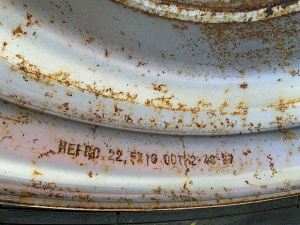 26.5  / 22.5 TRAILER RIMS AND TYRES........4109. 379071170