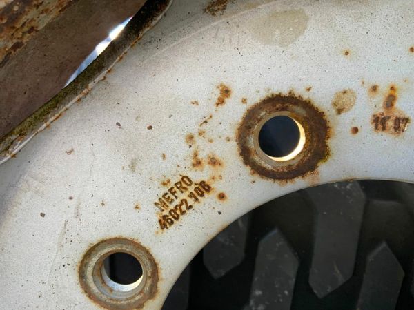 26.5  / 22.5 TRAILER RIMS AND TYRES........4109. 379071171