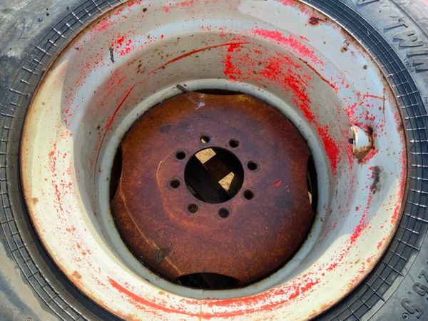 26.5  / 22.5 TRAILER RIMS AND TYRES........4109. 379071172