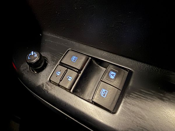 171 Toyota Hilux  2.3D4D *High Spec-Low Klms* 379260495