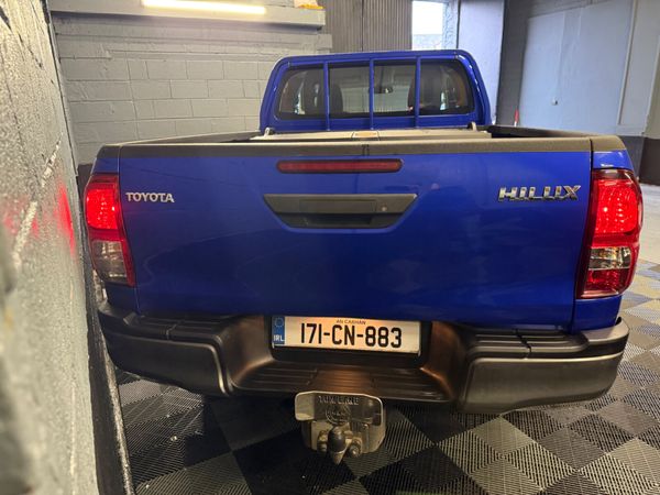 171 Toyota Hilux  2.3D4D *High Spec-Low Klms* 379260438