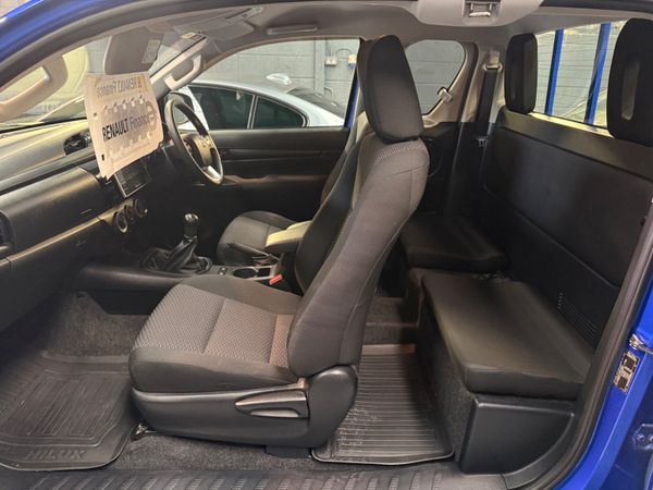 171 Toyota Hilux  2.3D4D *High Spec-Low Klms* 379265013