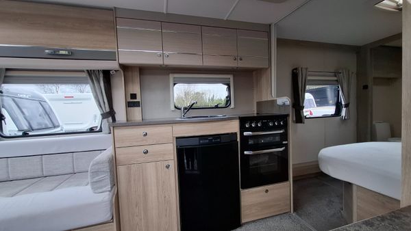 Elddis  Magnum GT Caravan Island bed 379279597
