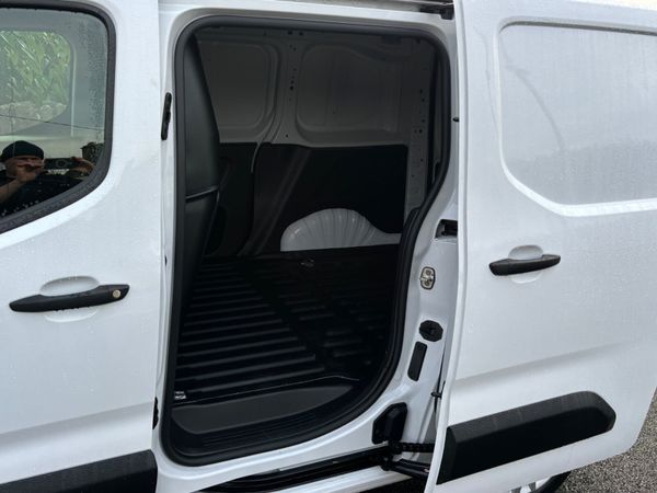 New Model Fiat DOBLO Tecnico Plus only 61000 kms 379561837