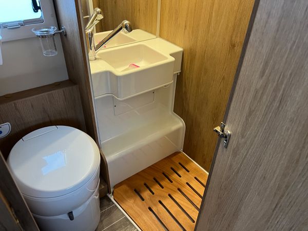 2025 Ford Roller Team 6 Berth - 6 Belts 3500KG 380041094