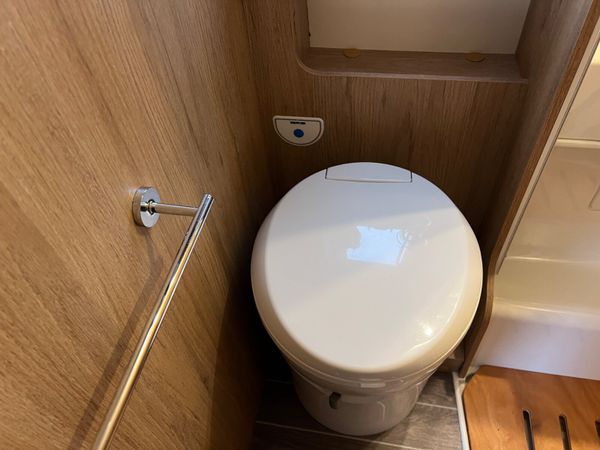 2025 Ford Roller Team 6 Berth - 6 Belts 3500KG 380041104