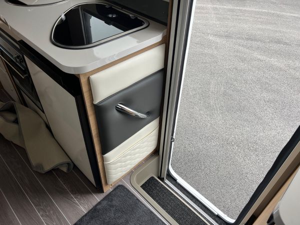 2025 Ford Roller Team 6 Berth - 6 Belts 3500KG 380041109