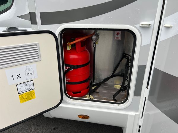 2025 Ford Roller Team 6 Berth - 6 Belts 3500KG 380041112