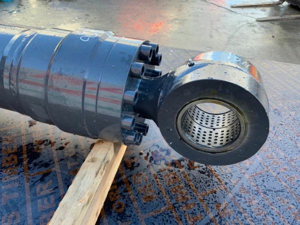 UNUSED CASE WX218 CYLINDER......CNH 84528020. 380167369