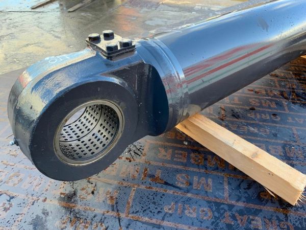 UNUSED CASE WX218 CYLINDER......CNH 84528020. 380167371