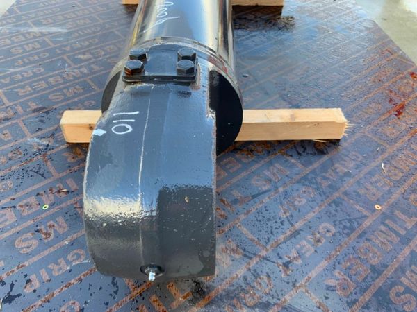 UNUSED CASE WX218 CYLINDER......CNH 84528020. 380167373