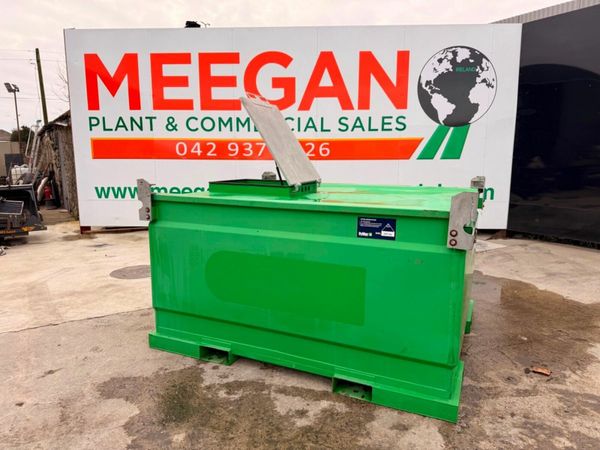 2023 DYMAC FUEL BOWSER ...2,650 litres .....1229 380242218