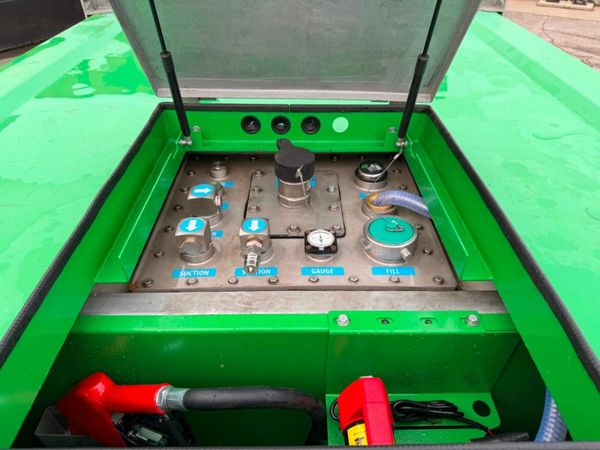 2023 DYMAC FUEL BOWSER ...2,650 litres .....1229 380242221