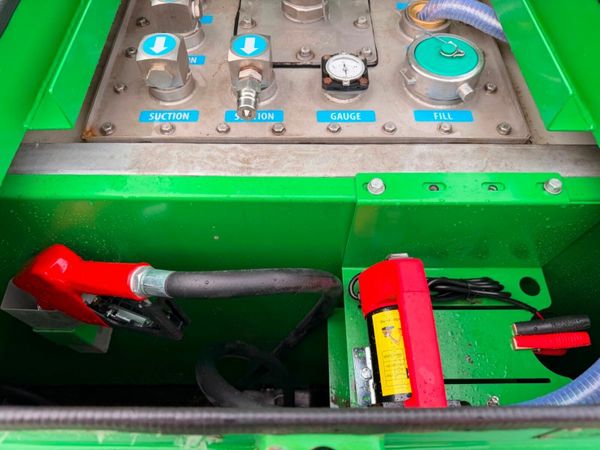 2023 DYMAC FUEL BOWSER ...2,650 litres .....1229 380242222