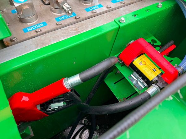 2023 DYMAC FUEL BOWSER ...2,650 litres .....1229 380242223