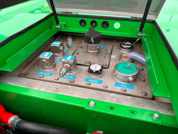 2023 DYMAC FUEL BOWSER ...2,650 litres .....1229 380242224