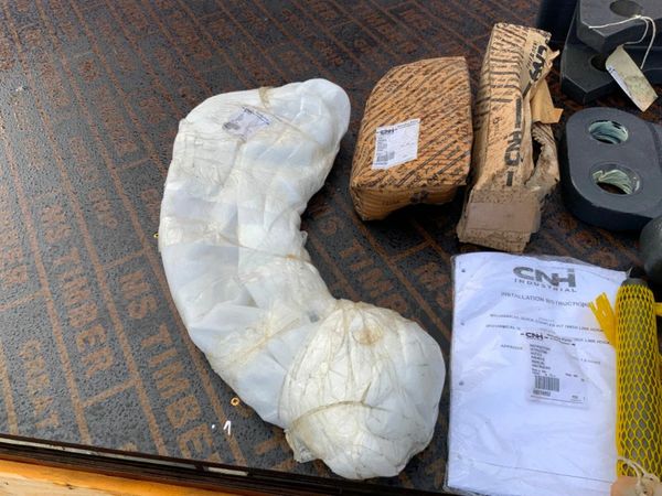 UNUSED CASE 580 BUCKET LINKAGE.........47972772 380305752