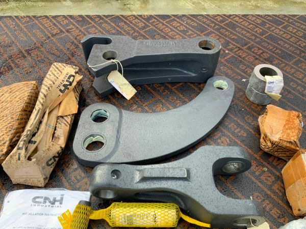 UNUSED CASE 580 BUCKET LINKAGE.........47972772 380305754