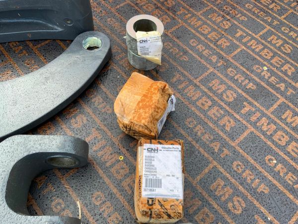 UNUSED CASE 580 BUCKET LINKAGE.........47972772 380305755