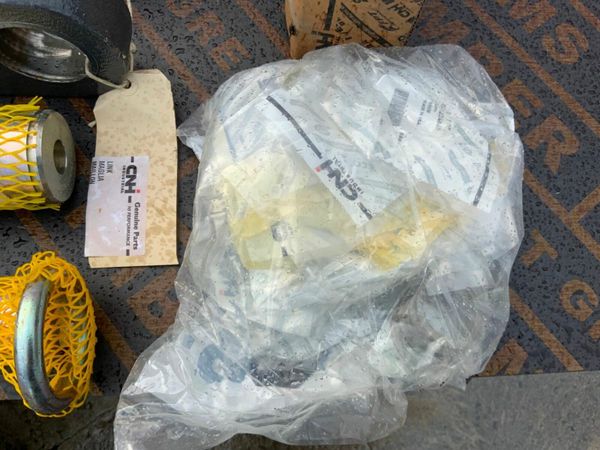 UNUSED CASE 580 BUCKET LINKAGE.........47972772 380305756