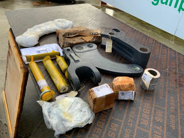 UNUSED CASE 580 BUCKET LINKAGE.........47972772 380305757