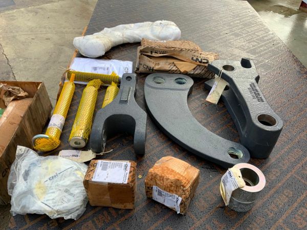 UNUSED CASE 580 BUCKET LINKAGE.........47972772 380305758