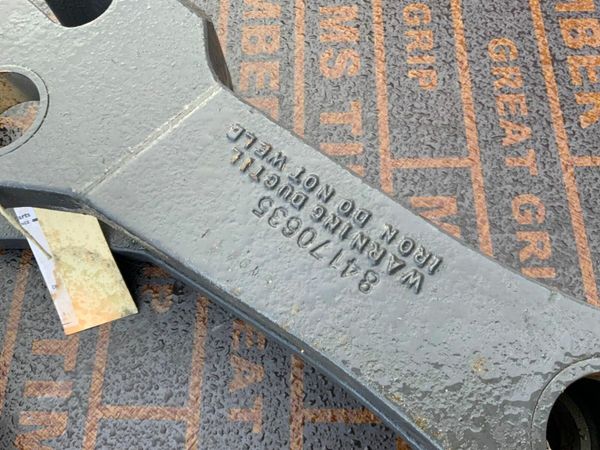 UNUSED CASE 580 BUCKET LINKAGE.........47972772 380305760