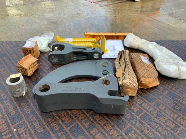 UNUSED CASE 580 BUCKET LINKAGE.........47972772 380305762