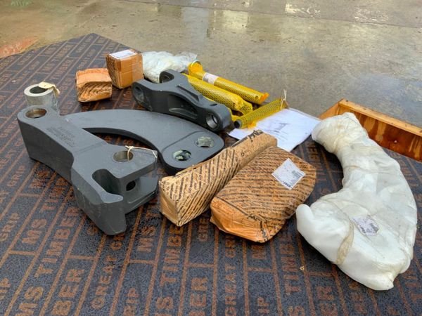 UNUSED CASE 580 BUCKET LINKAGE.........47972772 380305763