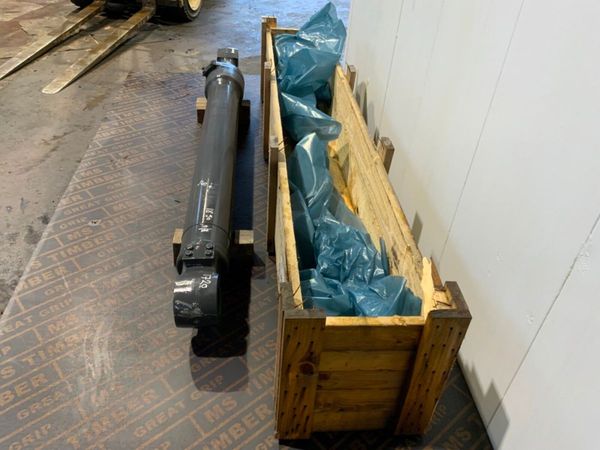 NEW HOLLAND WE150 CYLINDER....84582626 380419470