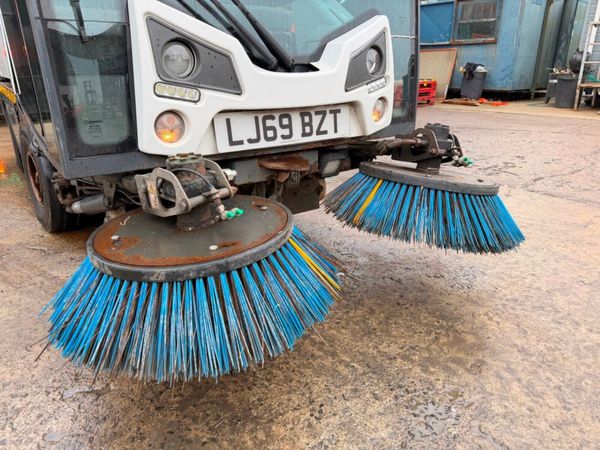 2019 JOHNSTON CITY ROAD SWEEPER...2,500 hours 380428360