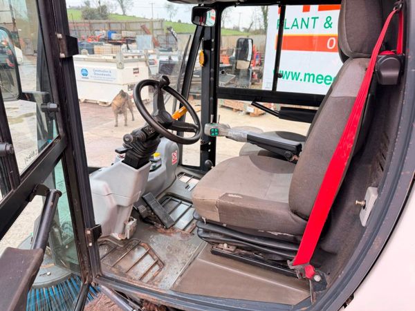 2019 JOHNSTON CITY ROAD SWEEPER...2,500 hours 380428361