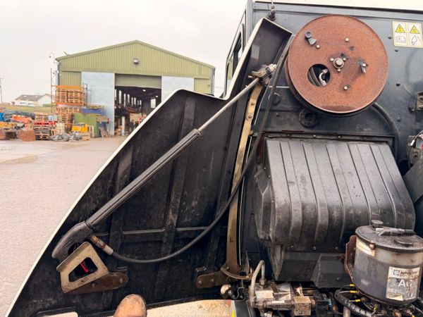 2019 JOHNSTON CITY ROAD SWEEPER...2,500 hours 380428371