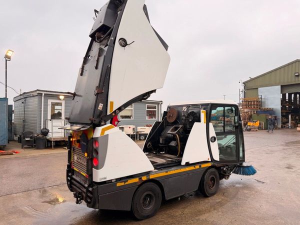 2019 JOHNSTON CITY ROAD SWEEPER...2,500 hours 380428373