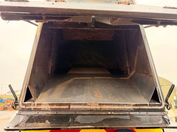 2019 JOHNSTON CITY ROAD SWEEPER...2,500 hours 380428374