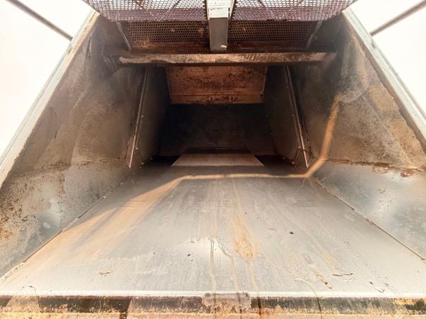 2019 JOHNSTON CITY ROAD SWEEPER...2,500 hours 380428375