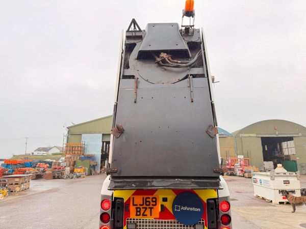 2019 JOHNSTON CITY ROAD SWEEPER...2,500 hours 380428377