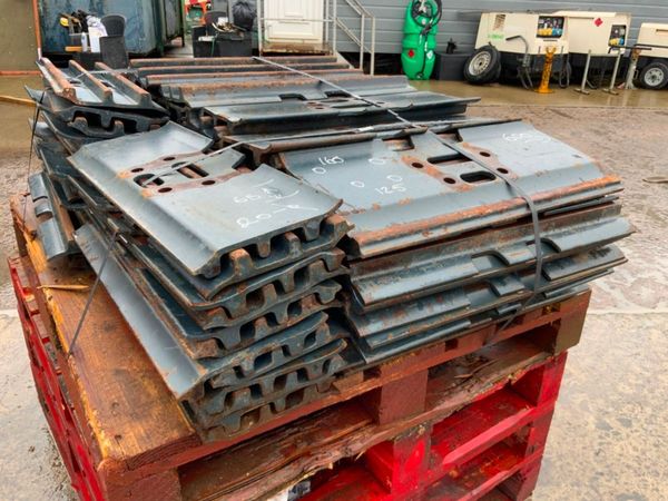 UNUSED 600mm TRACK SHOES / PADS........289pf. 380507342