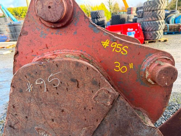 30"  DIGGING BUCKET.......90mm PINS.........#95s 380537725