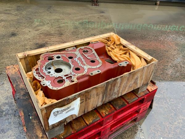 UNUSED CASE 521 / 621 LOADER TRANSMISSION. 380537850