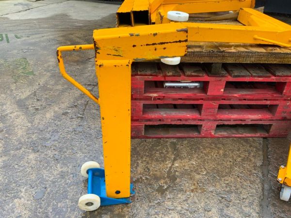 TELESCOPIC SUPPORT FRAME / LEGS............4040. 380856149