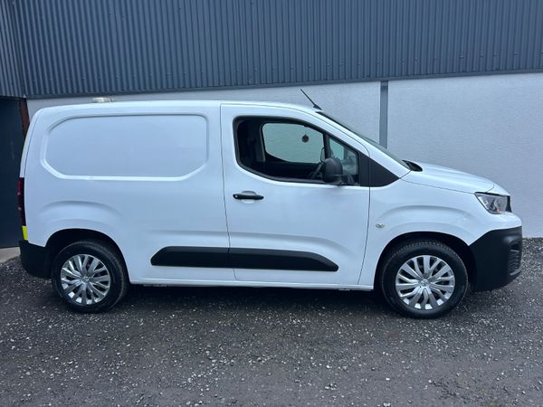 2020 Peugeot Partner 99km / Professional model 380870785