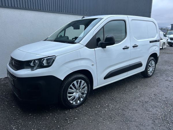 2020 Peugeot Partner 99km / Professional model 380870786