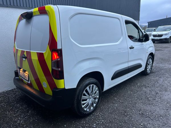 2020 Peugeot Partner 99km / Professional model 380870791