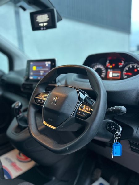 2020 Peugeot Partner 99km / Professional model 380870808