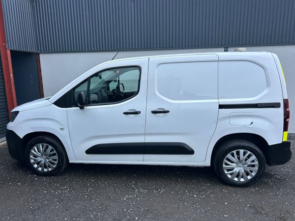 2020 Peugeot Partner 99km / Professional model 380870815