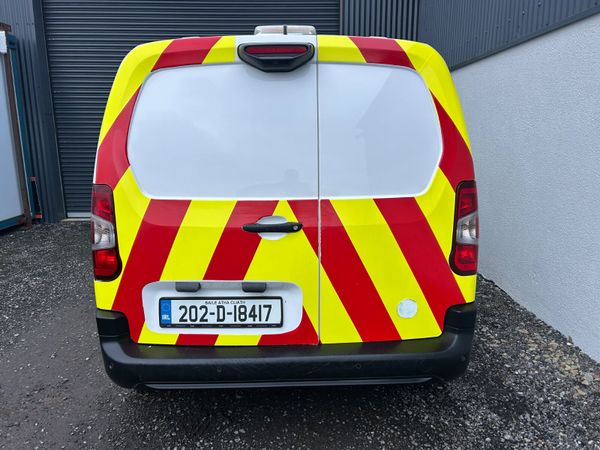 2020 Peugeot Partner 99km / Professional model 380870817