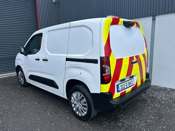 2020 Peugeot Partner 99km / Professional model 380870818