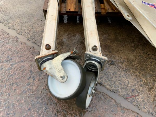 ALUMINIUM MOBILE / PORTABLE GANTRY.......3547. 380805460